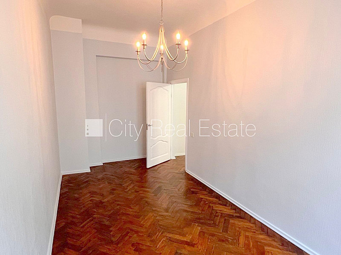 Фасадный дом, вход с улицы, лестничная клетка после косметического ремонта, окна Рига - изображение 10