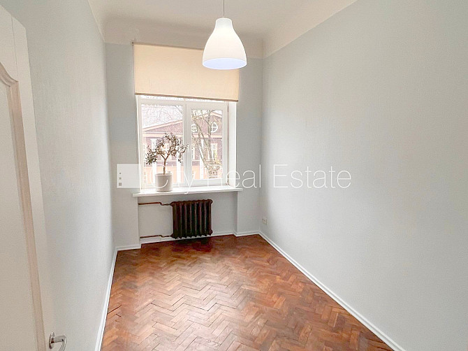 Фасадный дом, вход с улицы, лестничная клетка после косметического ремонта, окна Рига - изображение 13