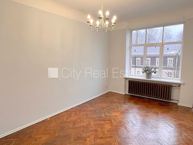 Фасадный дом, вход с улицы, лестничная клетка после косметического ремонта, окна Рига - изображение 9