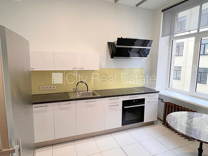 Фасадный дом, вход с улицы, лестничная клетка после косметического ремонта, окна Рига - изображение 2