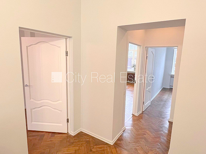 Фасадный дом, вход с улицы, лестничная клетка после косметического ремонта, окна Рига - изображение 19