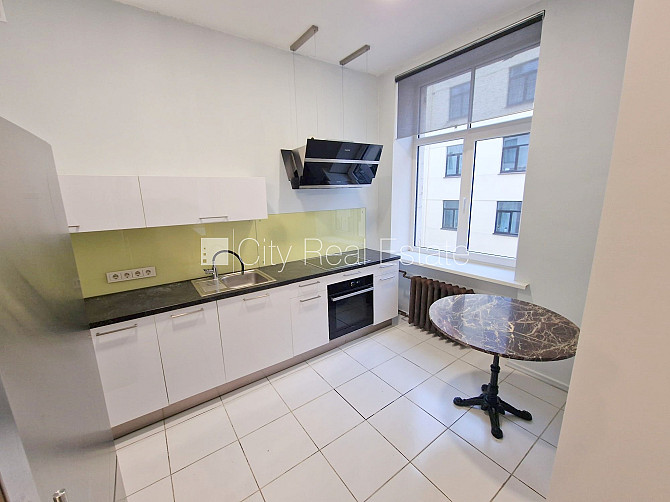 Фасадный дом, вход с улицы, лестничная клетка после косметического ремонта, окна Рига - изображение 1