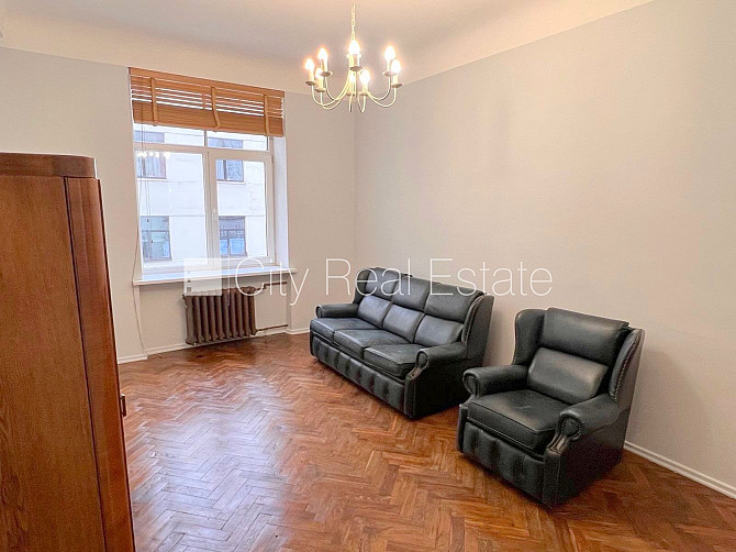 Фасадный дом, вход с улицы, лестничная клетка после косметического ремонта, окна Рига - изображение 7