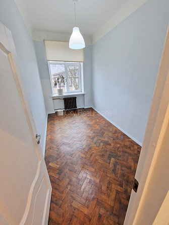 Фасадный дом, вход с улицы, лестничная клетка после косметического ремонта, окна Рига - изображение 18