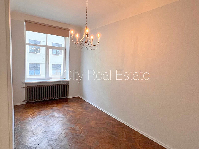 Фасадный дом, вход с улицы, лестничная клетка после косметического ремонта, окна Рига - изображение 16