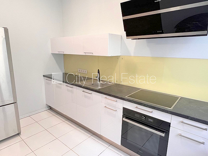 Фасадный дом, вход с улицы, лестничная клетка после косметического ремонта, окна Рига - изображение 3