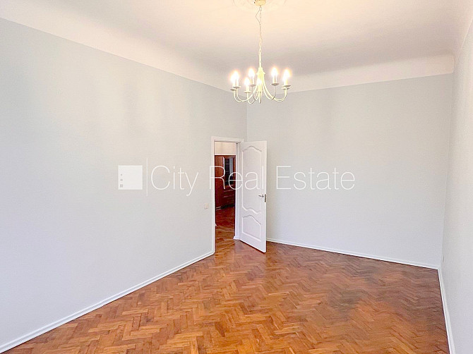 Фасадный дом, вход с улицы, лестничная клетка после косметического ремонта, окна Рига - изображение 14