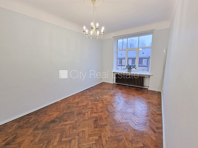 Фасадный дом, вход с улицы, лестничная клетка после косметического ремонта, окна Рига - изображение 11