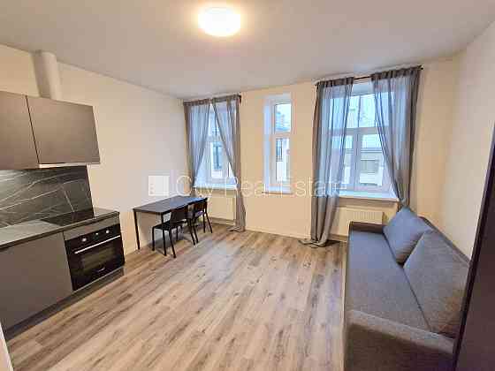 Здание во дворе, реновированный дом, закрытый двор, вход с улицы и со двора, Рига