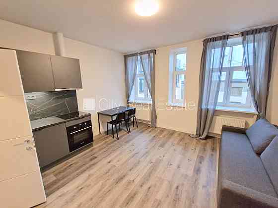 Здание во дворе, реновированный дом, закрытый двор, вход с улицы и со двора, Рига