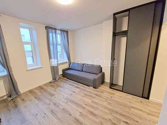 Здание во дворе, реновированный дом, закрытый двор, вход с улицы и со двора, Рига