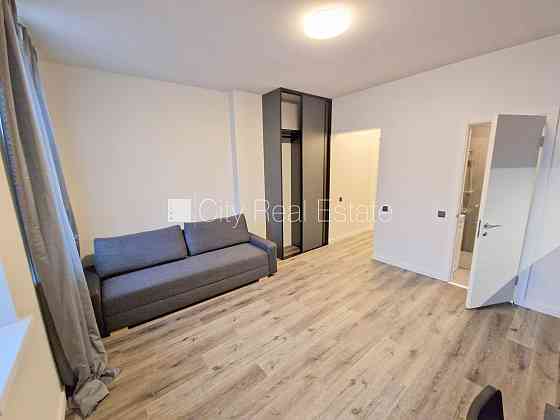 Здание во дворе, реновированный дом, закрытый двор, вход с улицы и со двора, Рига