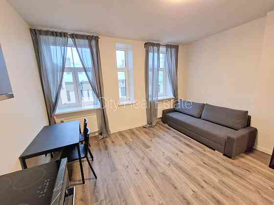 Здание во дворе, реновированный дом, закрытый двор, вход с улицы и со двора, Рига