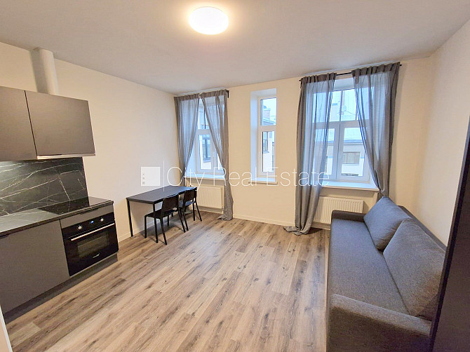 Здание во дворе, реновированный дом, закрытый двор, вход с улицы и со двора, Рига - изображение 1