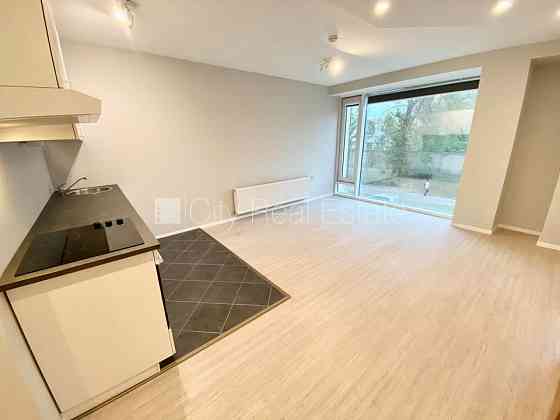 Фасадный дом, реновированный дом, закрытая территория, вход с улицы, лифт, Рига