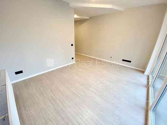 Фасадный дом, реновированный дом, закрытая территория, вход с улицы, лифт, Рига