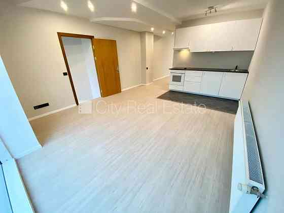 Фасадный дом, реновированный дом, закрытая территория, вход с улицы, лифт, Рига