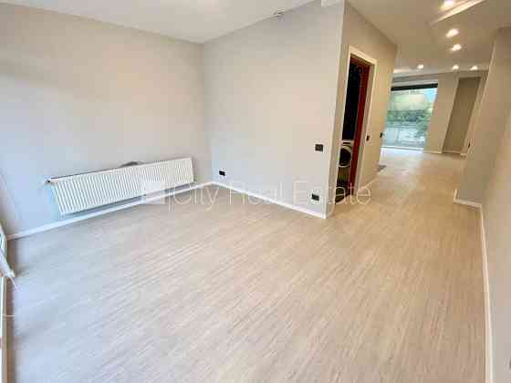 Фасадный дом, реновированный дом, закрытая территория, вход с улицы, лифт, Рига