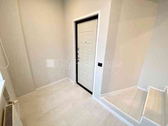 Фасадный дом, реновированный дом, закрытая территория, вход с улицы, лифт, Рига