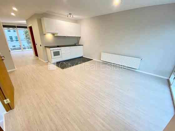 Фасадный дом, реновированный дом, закрытая территория, вход с улицы, лифт, Рига