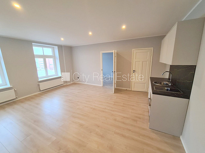 Фасадный дом, реновированный дом, закрытый двор, вход с улицы и со двора, Рига - изображение 1