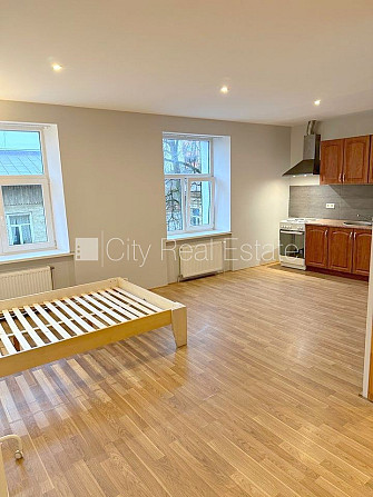 Здание во дворе, реновированный дом, закрытый двор, вход с улицы и со двора, Рига - изображение 2