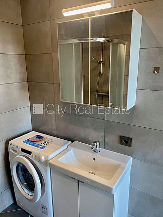 Fasādes māja, renovēta māja, ieeja no ielas, ir lifts, kāpņu telpa pēc kapitālā remonta, Rīga - foto 11