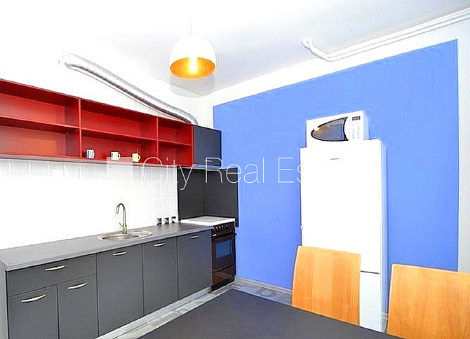 Fasādes māja, bruģēts piebraucamais ceļš, ieeja no ielas, logi vērsti mājas abās pusēs, Rīga - foto 1