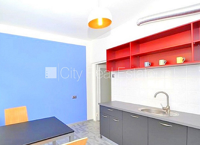 Fasādes māja, bruģēts piebraucamais ceļš, ieeja no ielas, logi vērsti mājas abās pusēs, Rīga - foto 2