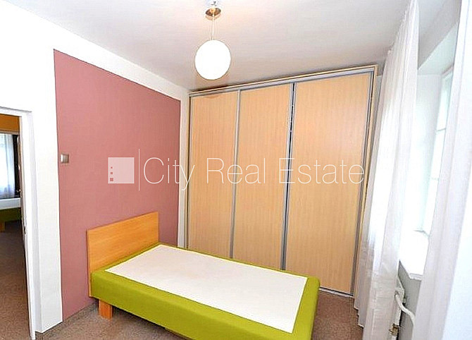 Fasādes māja, bruģēts piebraucamais ceļš, ieeja no ielas, logi vērsti mājas abās pusēs, Rīga - foto 7