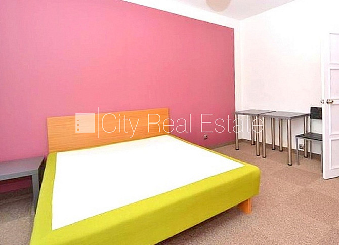 Fasādes māja, bruģēts piebraucamais ceļš, ieeja no ielas, logi vērsti mājas abās pusēs, Rīga - foto 6