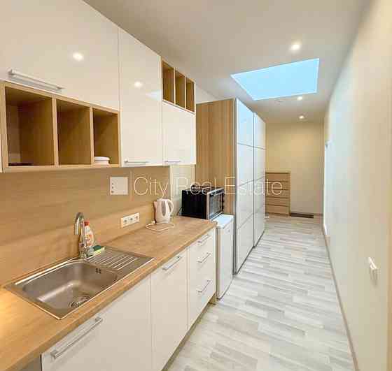 Здание во дворе, реновированный дом, вход со двора, лестничная клетка после Rīga