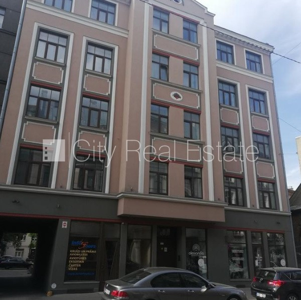 Pagalma ēka, renovēta māja, ieeja no pagalma, kāpņu telpa pēc kapitālā remonta, studio Rīga - foto 14