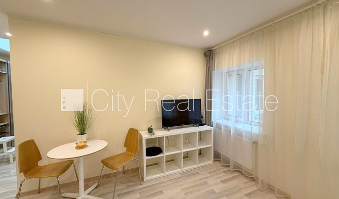 Pagalma ēka, renovēta māja, ieeja no pagalma, kāpņu telpa pēc kapitālā remonta, studio Rīga - foto 2