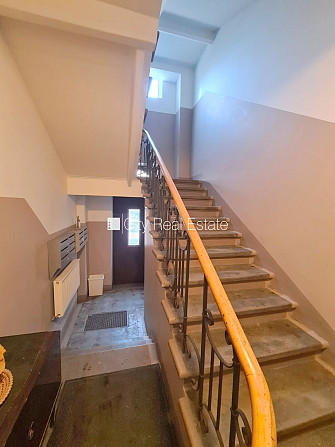 Pagalma ēka, renovēta māja, ieeja no pagalma, kāpņu telpa pēc kapitālā remonta, studio Rīga - foto 10