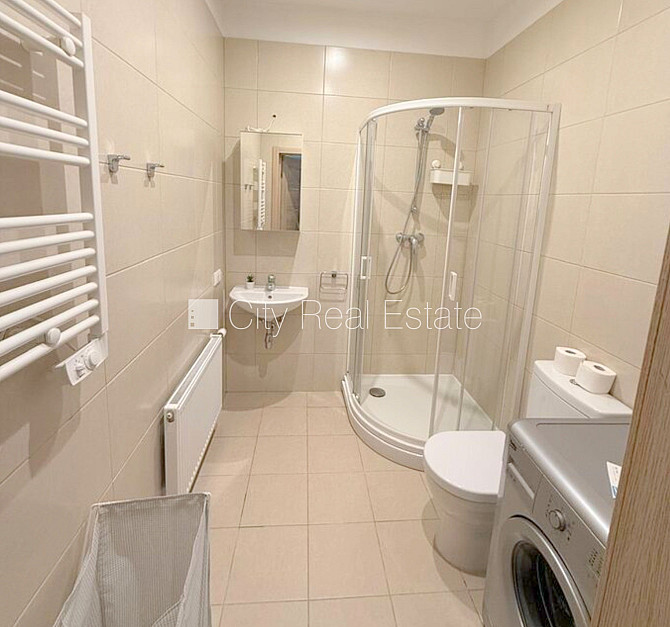 Pagalma ēka, renovēta māja, ieeja no pagalma, kāpņu telpa pēc kapitālā remonta, studio Rīga - foto 7