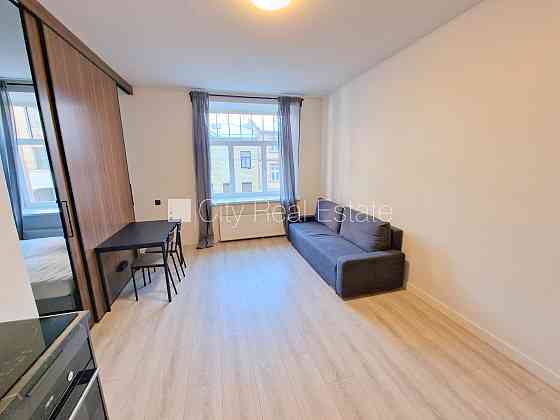 Фасадный дом, реновированный дом, закрытый двор, вход с улицы, лифт, лестничная Рига