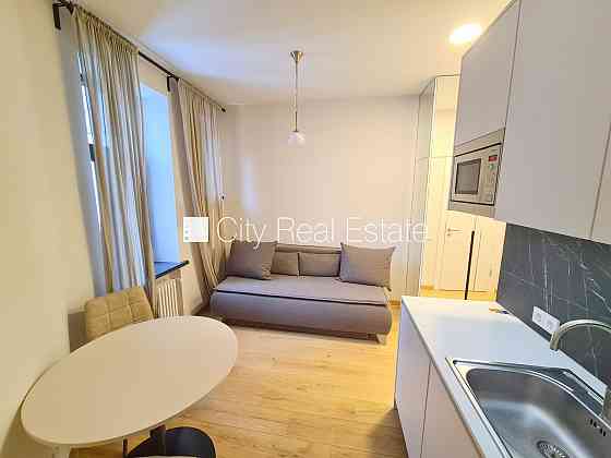 Здание во дворе, реновированный дом, закрытый двор, вход с улицы и со двора, лифт, Рига