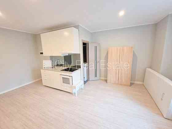 Фасадный дом, реновированный дом, закрытый двор, вход с улицы, лестничная клетка Rīga