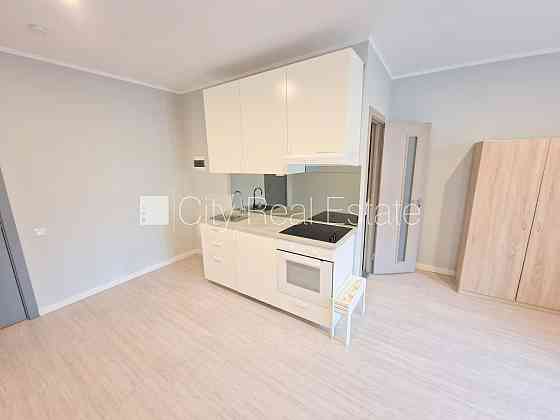 Фасадный дом, реновированный дом, закрытый двор, вход с улицы, лестничная клетка Rīga