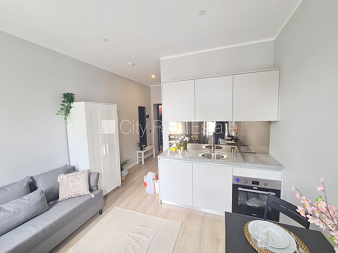 Pagalma ēka, fasādes māja, ieeja no ielas, kāpņu telpa pēc kapitālā remonta, logi vērsti Rīga - foto 2