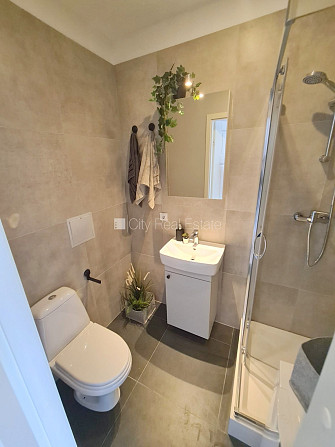 Pagalma ēka, fasādes māja, ieeja no ielas, kāpņu telpa pēc kapitālā remonta, logi vērsti Rīga - foto 8