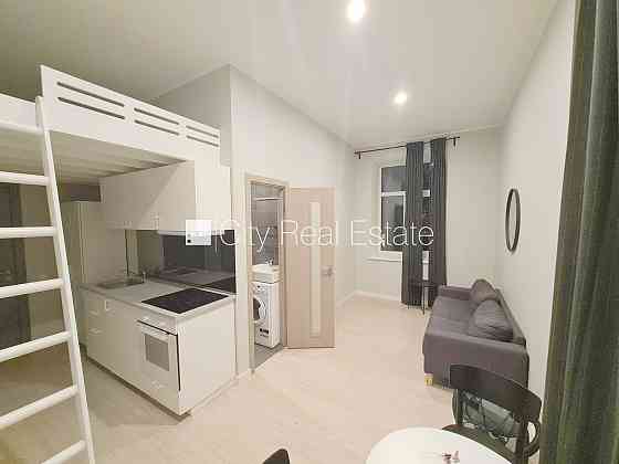 Здание во дворе, реновированный дом, закрытый двор, вход с улицы и со двора, Rīga