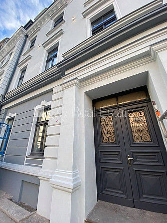 Здание во дворе, реновированный дом, благоустроенный озеленённый двор, закрытый Рига - изображение 16