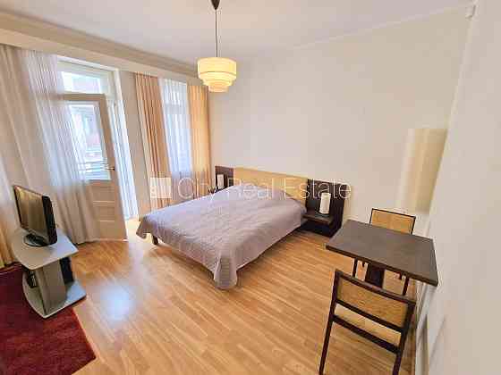 Фасадный дом, вход с улицы, лифт, лестничная клетка после капитального ремонта, Rīga