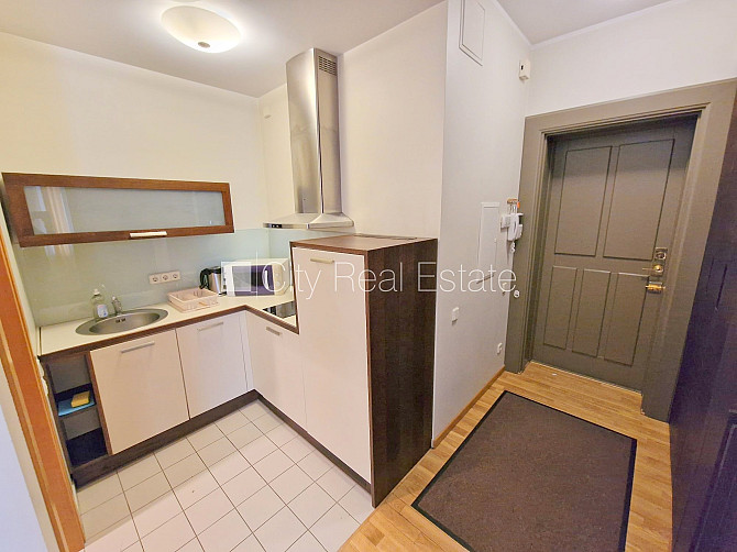 Фасадный дом, вход с улицы, лифт, лестничная клетка после капитального ремонта, Рига - изображение 14