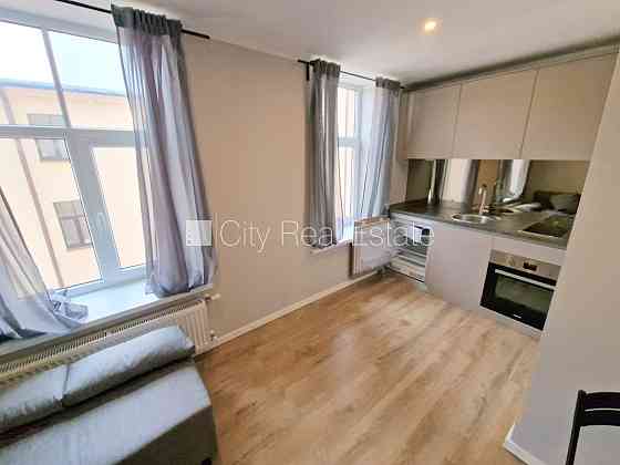 Здание во дворе, реновированный дом, закрытый двор, вход с улицы и со двора, Rīga