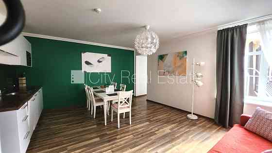 Домовладение, покрытие крыши из черепицы, кирпичные стены, благоустроенный Рига