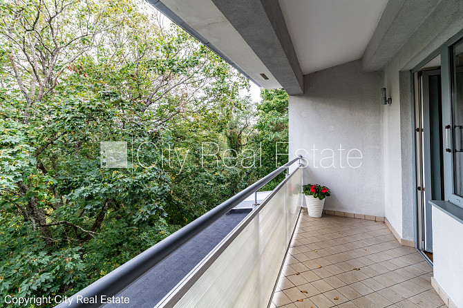 Renovēta māja, labiekārtota apzaļumota teritorija, slēgta teritorija, teritorijas iebrauktuves Jūrmala - foto 12