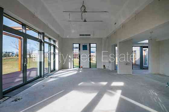 Частный дом, благоустроенная озеленённая территория, подъездная дорога покрыта Рига